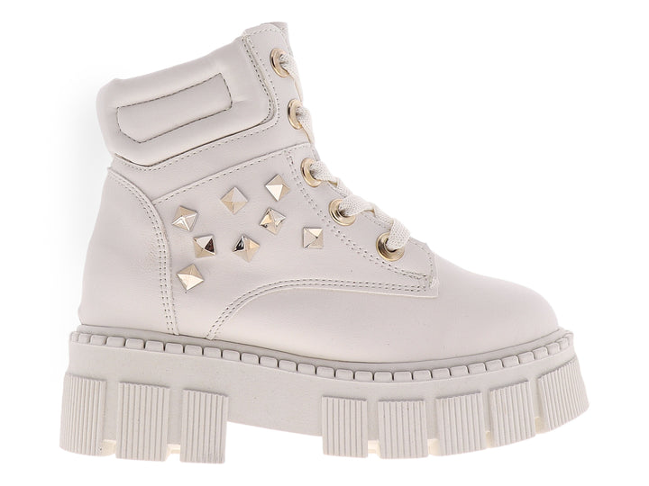 Bota color latte con suela de plataforma gruesa y detalles de tachuelas doradas laterales.