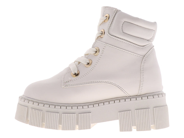 Bota color latte con suela de plataforma gruesa y detalles de tachuelas doradas laterales.
