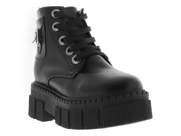 Bota negra de plataforma con agujetas y suela track gruesa.