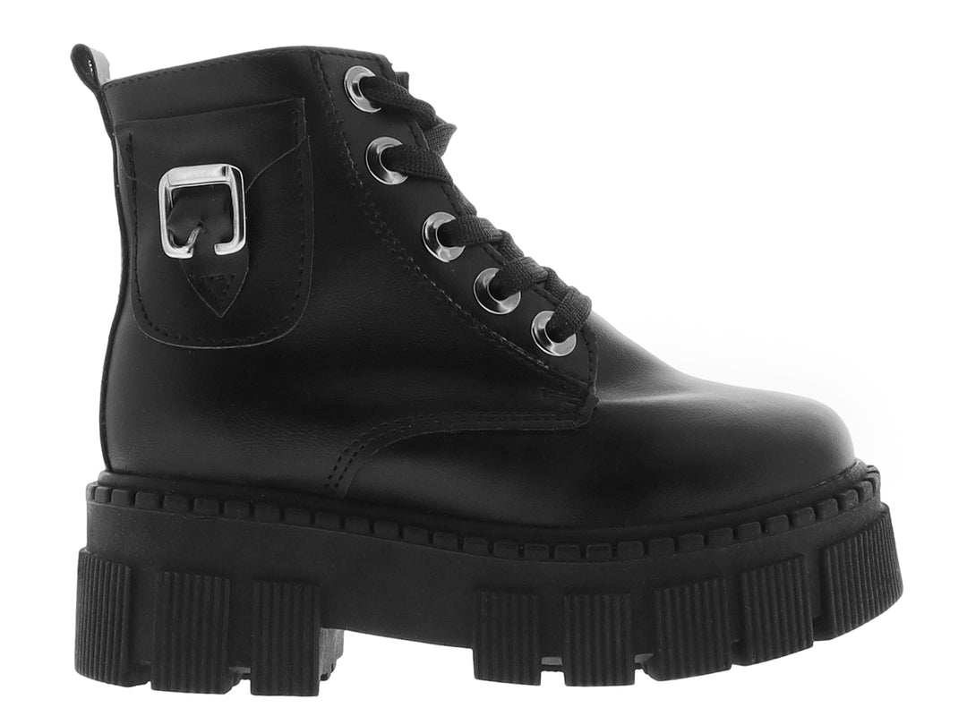 Bota negra de plataforma con agujetas y suela track gruesa.