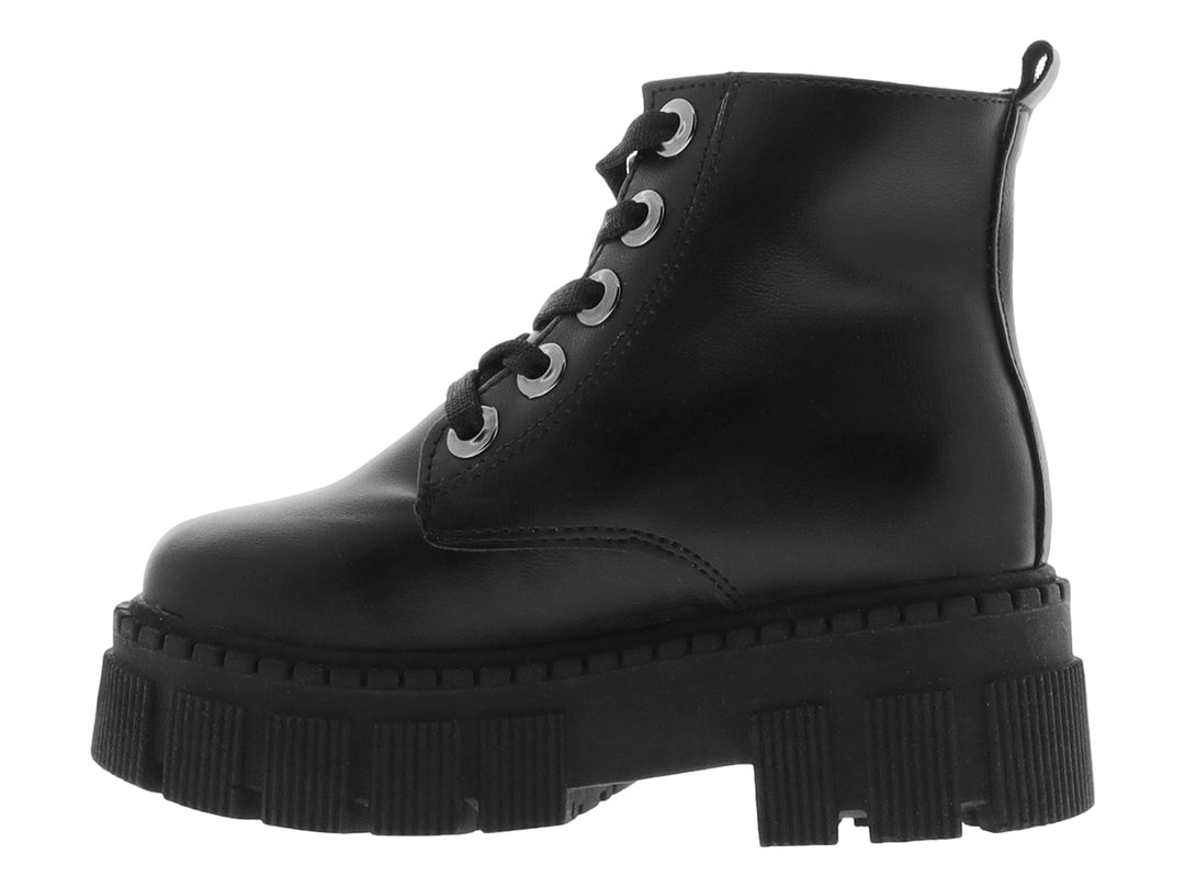 Bota negra de plataforma con agujetas y suela track gruesa.