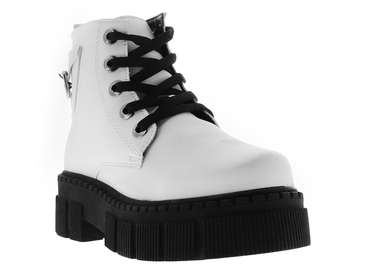Bota blanca con suela de plataforma negra y agujetas negras.