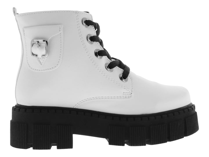 Bota blanca con suela de plataforma negra y agujetas negras.