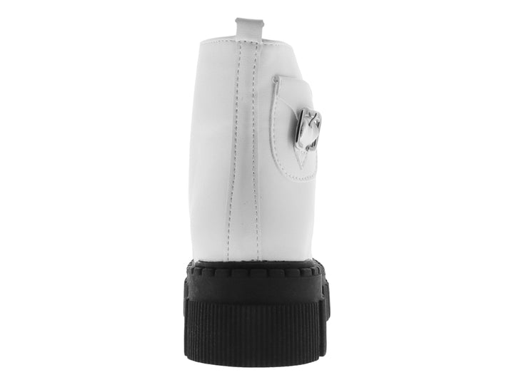 Bota blanca con suela de plataforma negra y agujetas negras.