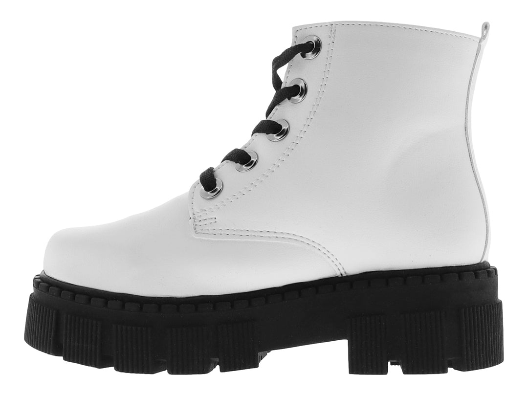 Bota blanca con suela de plataforma negra y agujetas negras.