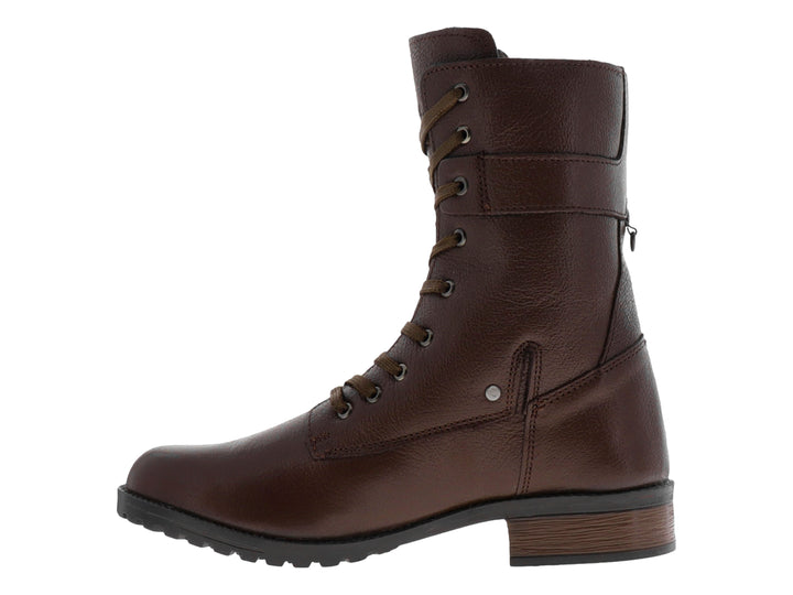 Bota de piel color café con agujetas y caña alta para hombre.