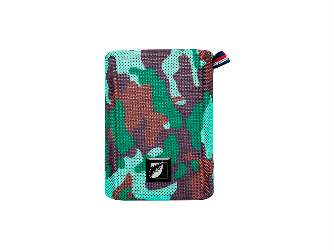 Bocina portátil Green Leaf con diseño de camuflaje en tonos verdes y marrones, forma rectangular y correa pequeña.