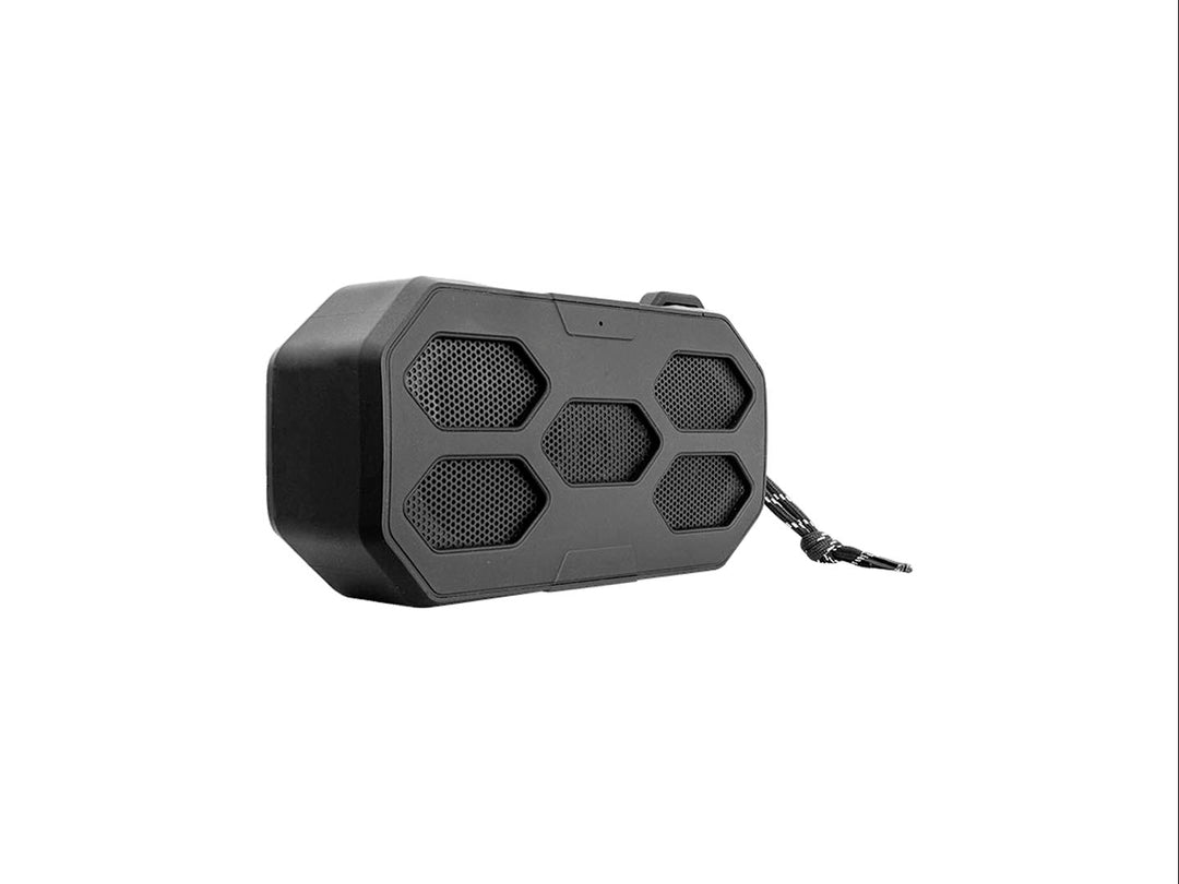Bocina portátil color negro con diseño de rejillas hexagonales y correa de transporte blanca y negra.