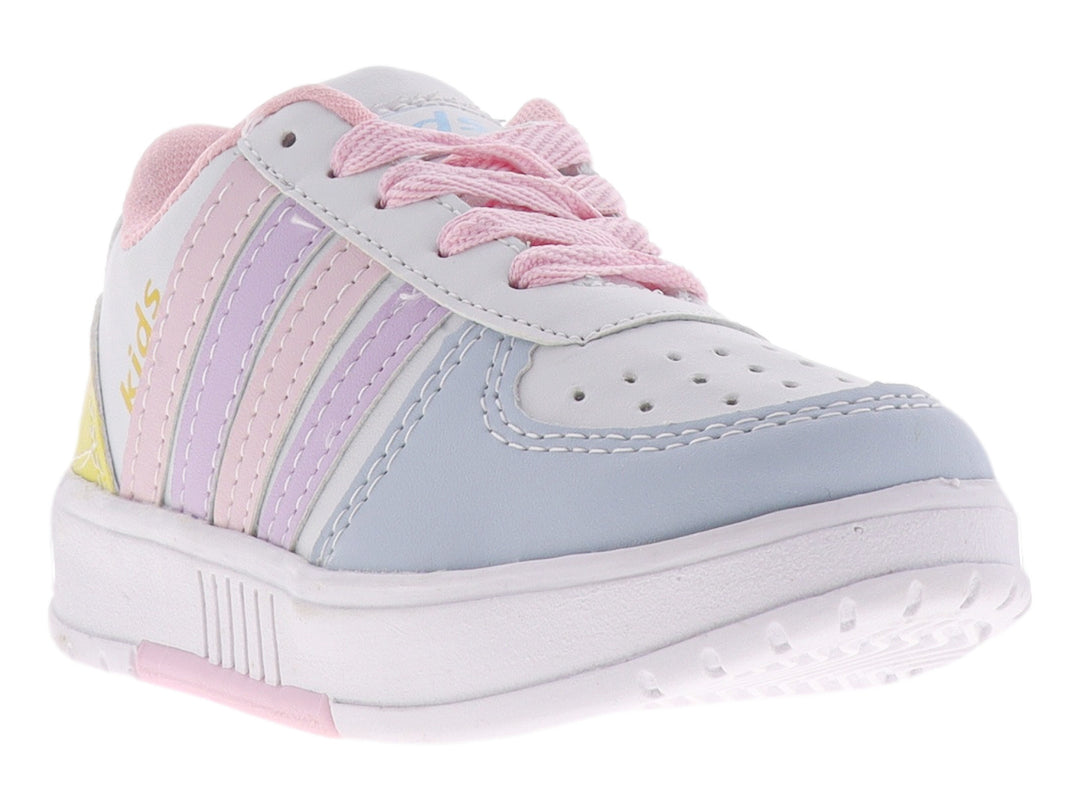 Tenis infantiles en colores blanco, azul cielo y rosa con cordones rosas y suela blanca.