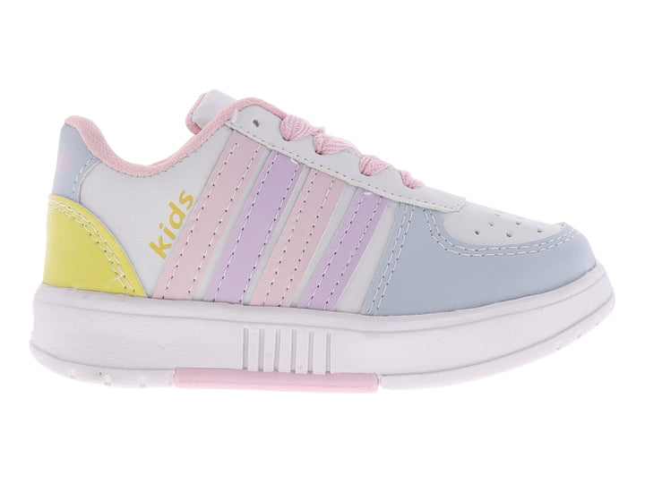Tenis infantiles en colores blanco, azul cielo y rosa con cordones rosas y suela blanca.