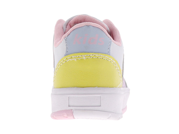 Tenis infantiles en colores blanco, azul cielo y rosa con cordones rosas y suela blanca.