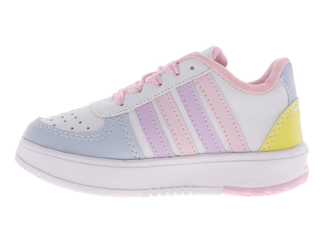 Tenis infantiles en colores blanco, azul cielo y rosa con cordones rosas y suela blanca.