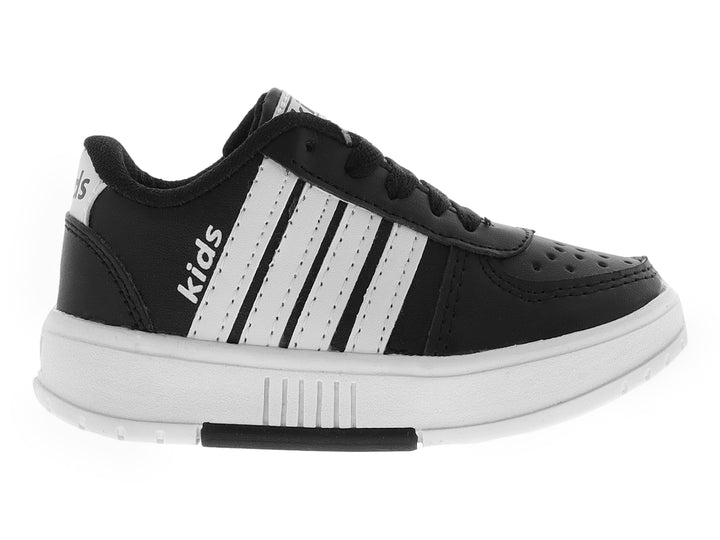 Tenis deportivos infantiles color negro con franjas blancas laterales y suela blanca.