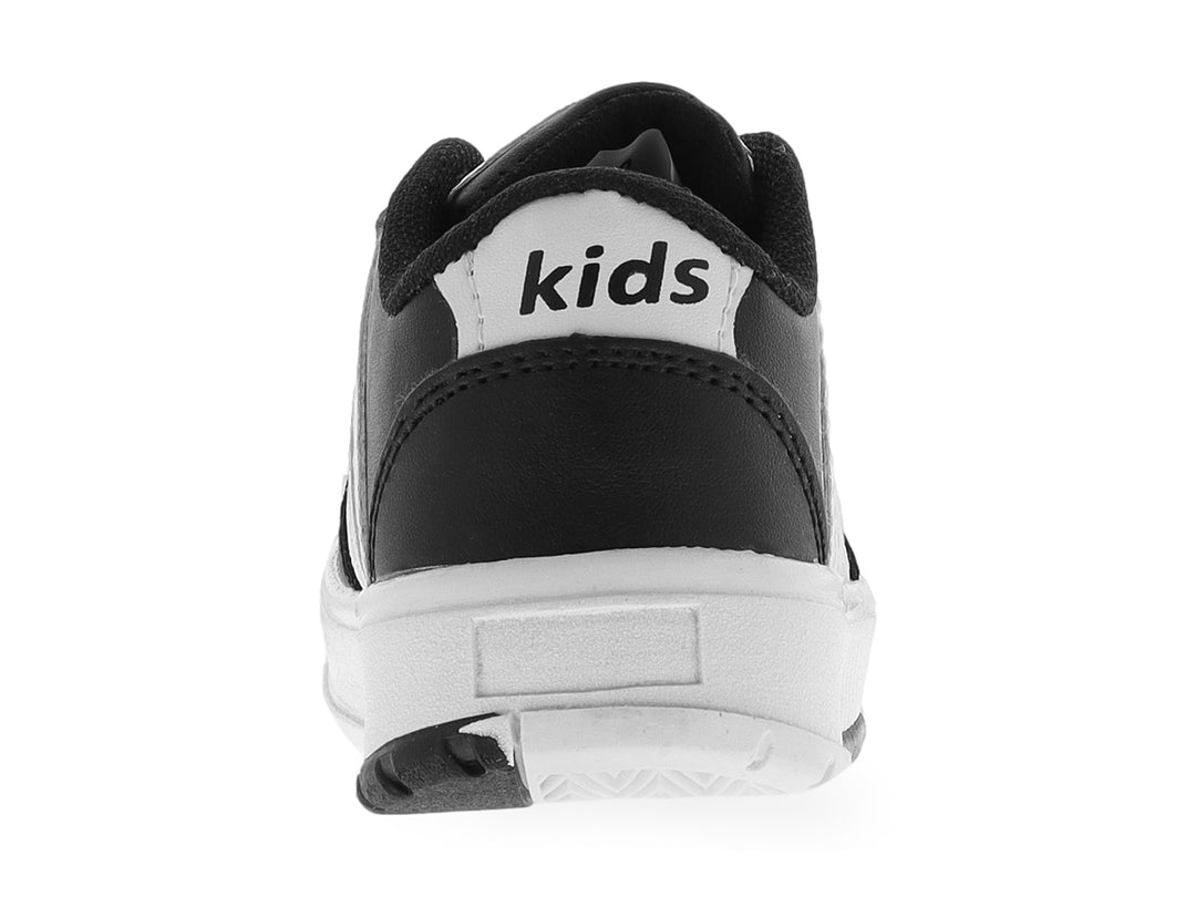 Tenis deportivos infantiles color negro con franjas blancas laterales y suela blanca.