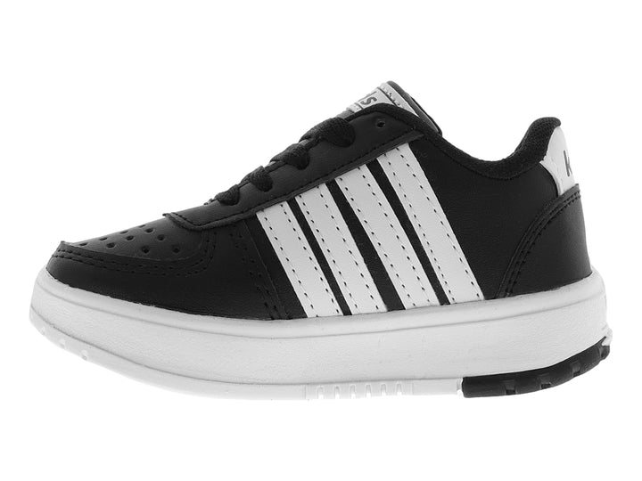 Tenis deportivos infantiles color negro con franjas blancas laterales y suela blanca.