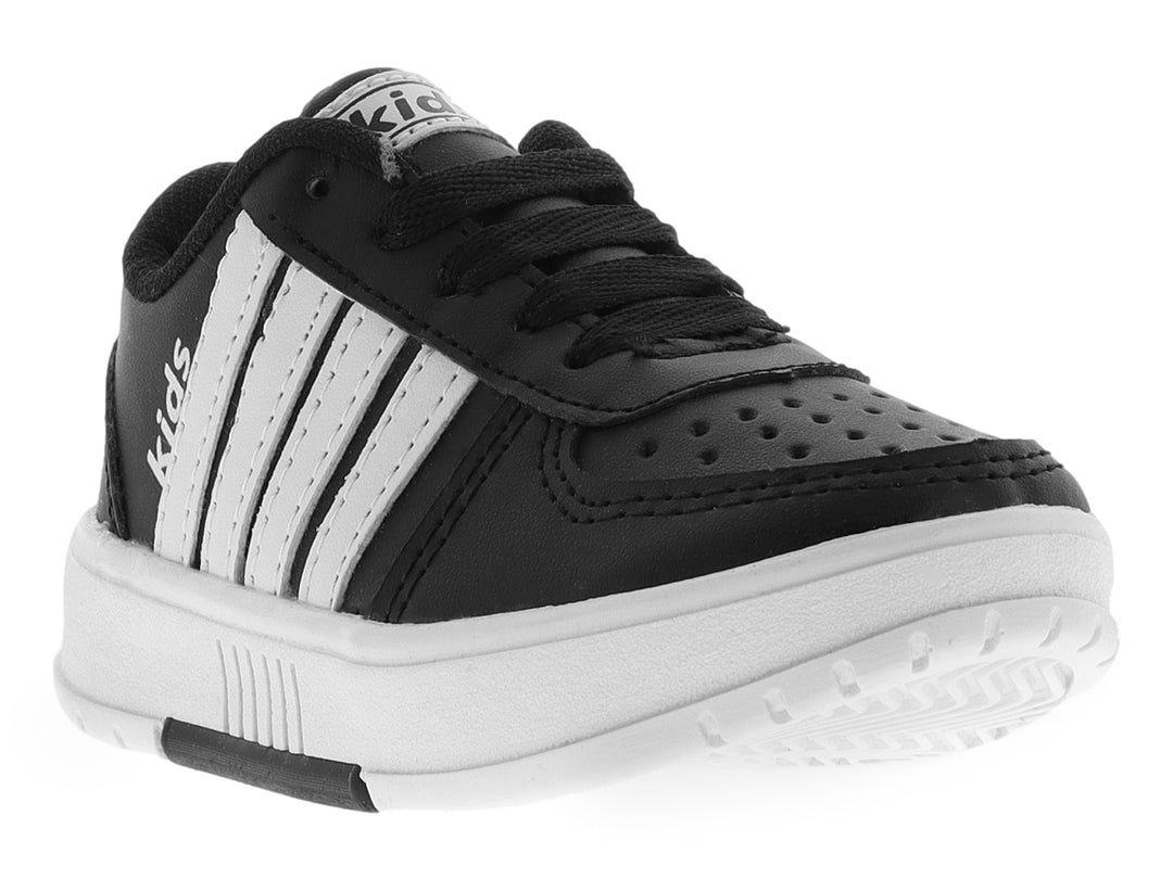 Tenis infantiles New Boys en color negro con tres franjas blancas laterales y suela blanca gruesa.