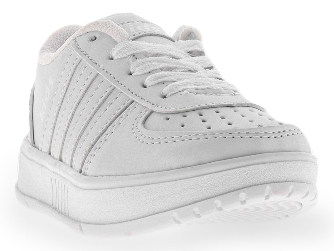 Tenis blancos para niño de material sintético con cordones y suela blanca.