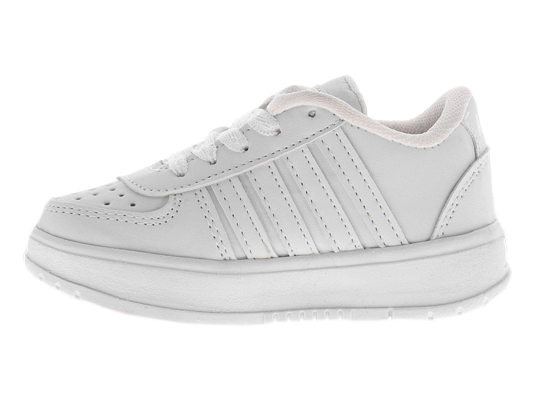 Tenis blancos para niño de material sintético con cordones y suela blanca.