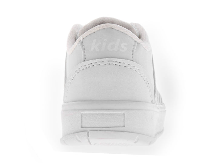Tenis escolares blancos para niño con agujetas y suela blanca.