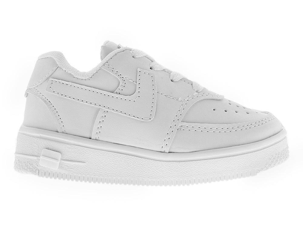 Tenis blancos para niño de material sintético con cordones y suela blanca.
