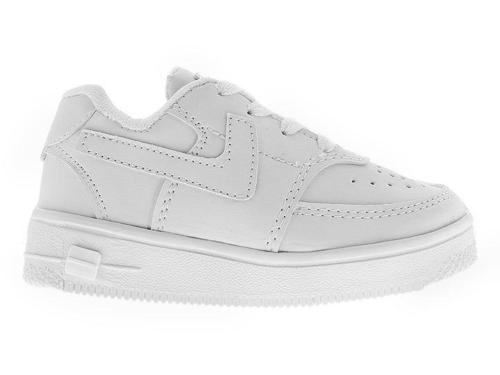 Tenis blancos para niño de material sintético con cordones y suela blanca.