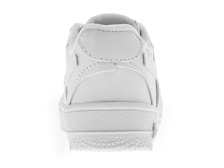 Tenis blancos para niño de material sintético con cordones y suela blanca.