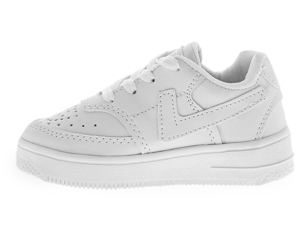 Tenis blancos para niño de material sintético con cordones y suela blanca.