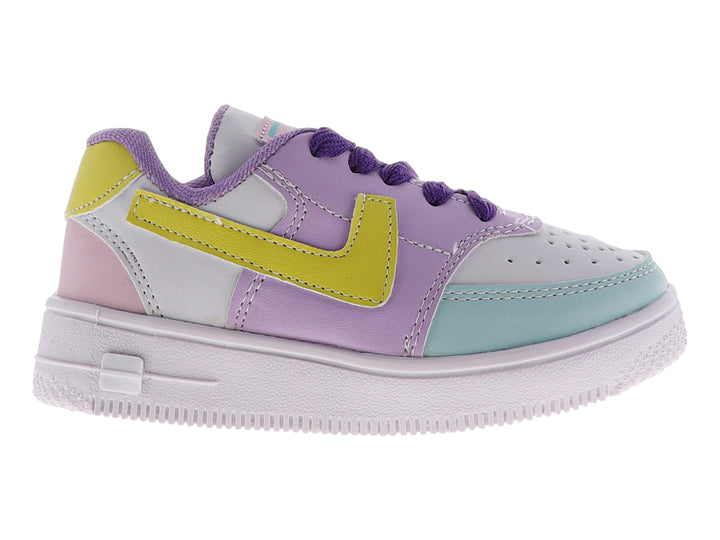 Tenis infantiles multicolores en tonos blanco, lila y azul con detalles amarillos y agujetas moradas.