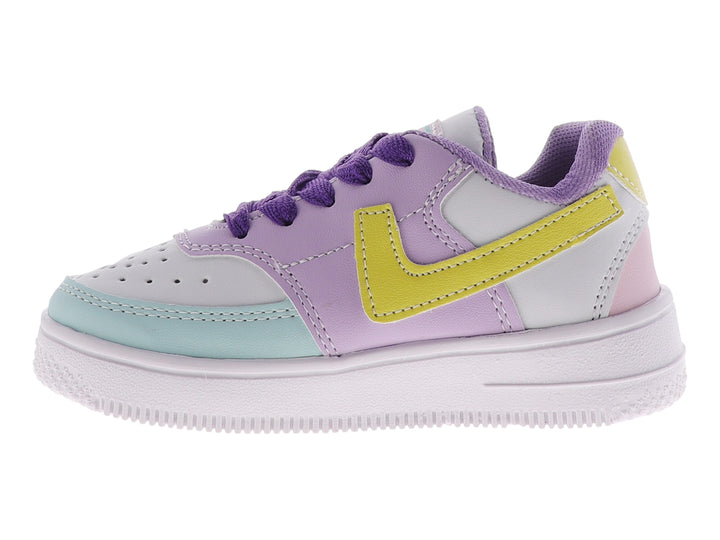 Tenis infantiles multicolores en tonos blanco, lila y azul con detalles amarillos y agujetas moradas.