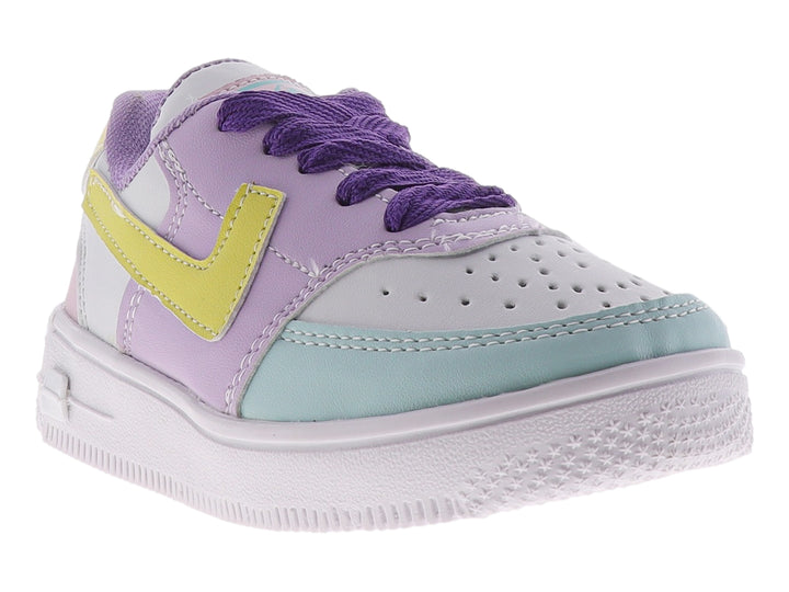Tenis deportivos para niño en colores blanco, lila, amarillo y azul claro con agujetas moradas.