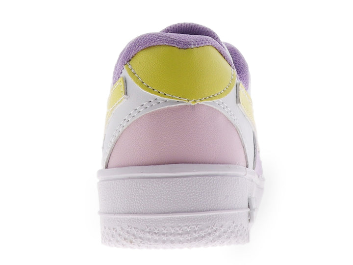 Tenis deportivos para niño en colores blanco, lila, amarillo y azul claro con agujetas moradas.