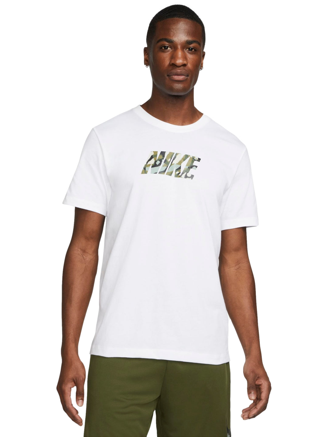 Hombre vistiendo una playera Nike de color blanco con logotipo en el pecho y pantalones cortos verde oliva.