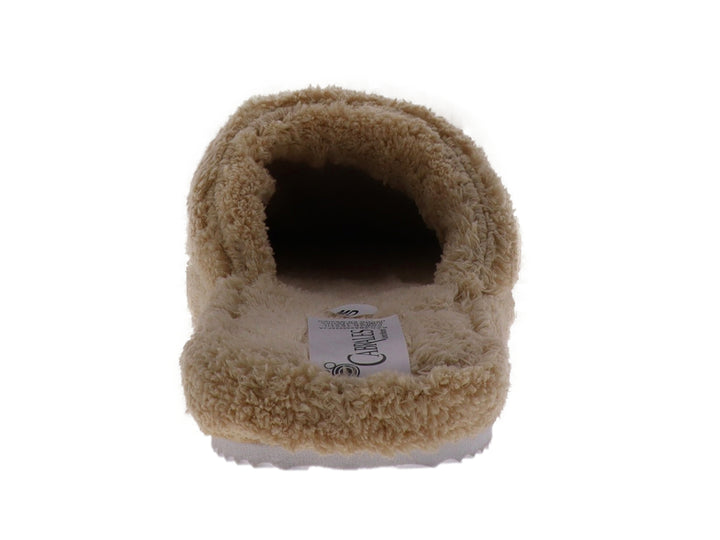 Pantufla de material peludo en color beige para uso interior.