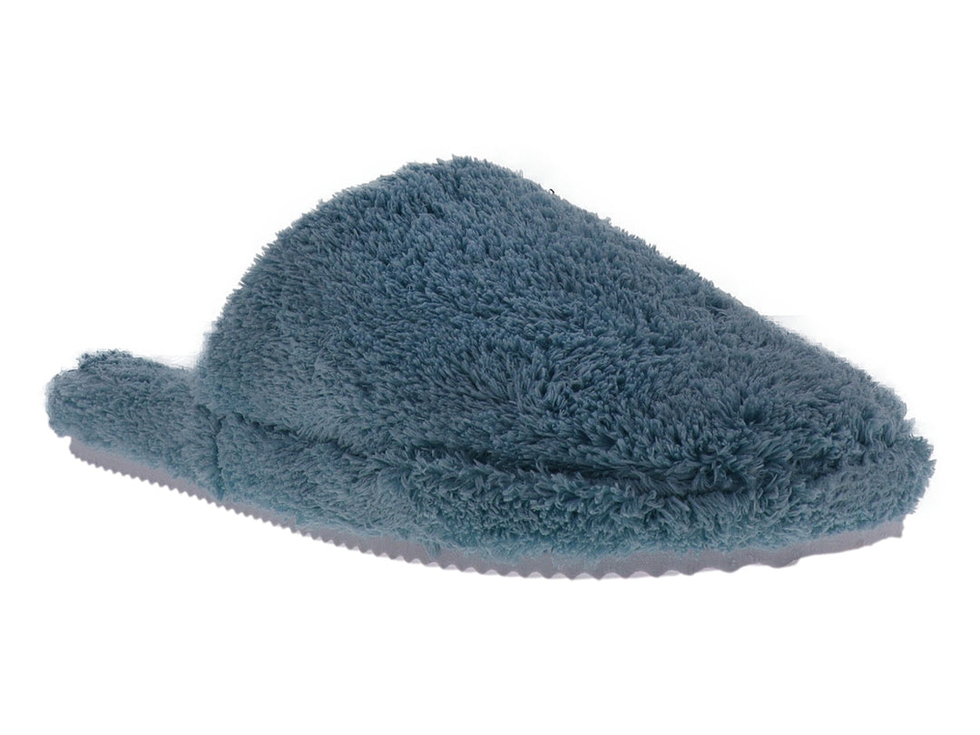 Pantufla de peluche color azul cielo con diseño cerrado y textura suave.