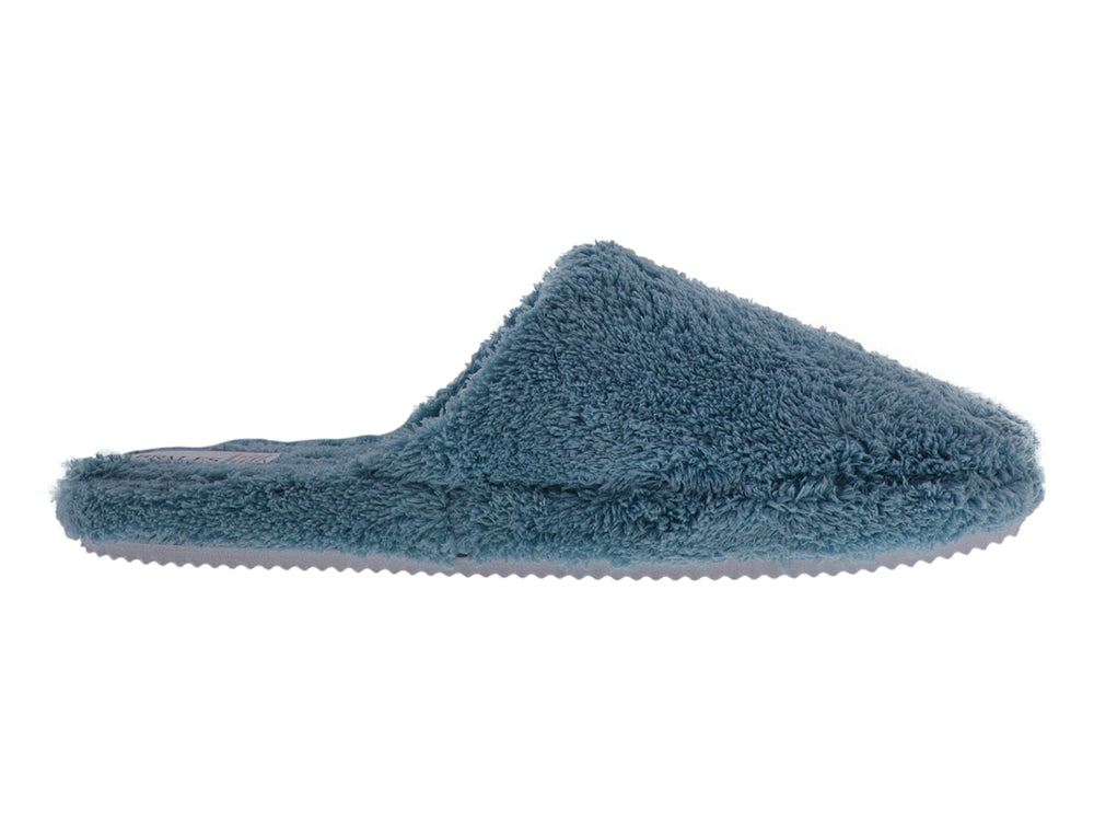 Pantufla de peluche color azul cielo con diseño cerrado y textura suave.