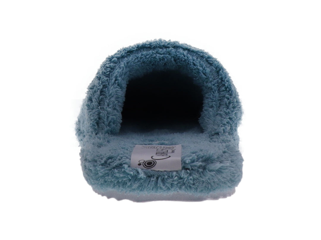 Pantufla de peluche color azul cielo con diseño cerrado y textura suave.