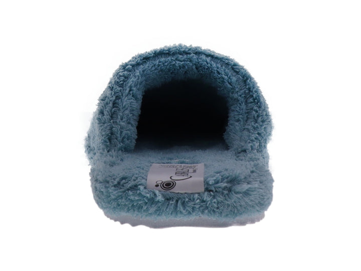 Pantufla de peluche color azul cielo con diseño cerrado y textura suave.