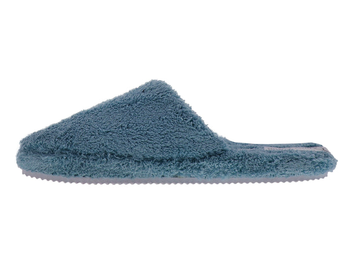 Pantufla de peluche color azul cielo con diseño cerrado y textura suave.