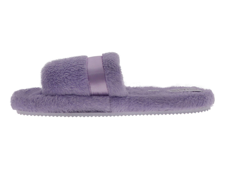 Pantufla de color lila con textura de peluche suave y diseño abierto.