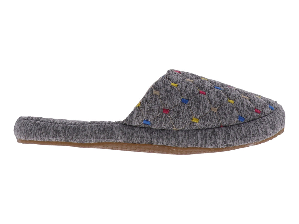 Pantufla gris de tela acolchada con pequeños detalles en colores azul, rojo y amarillo y suela café.