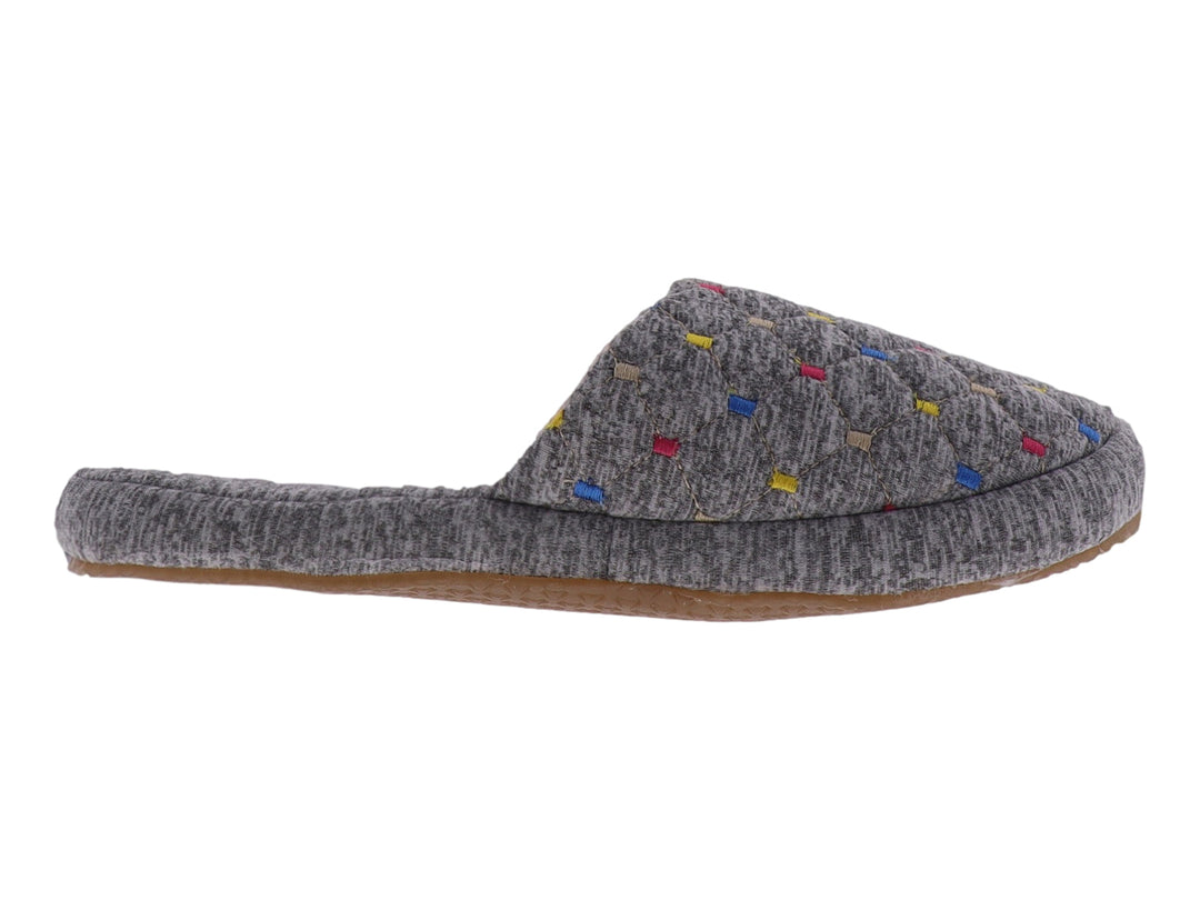 Pantufla gris de tela acolchada con pequeños detalles en colores azul, rojo y amarillo y suela café.