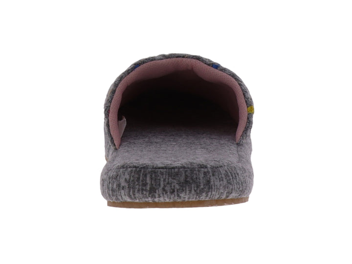 Pantufla gris de tela acolchada con pequeños detalles en colores azul, rojo y amarillo y suela café.