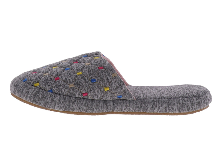 Pantufla gris de tela acolchada con pequeños detalles en colores azul, rojo y amarillo y suela café.