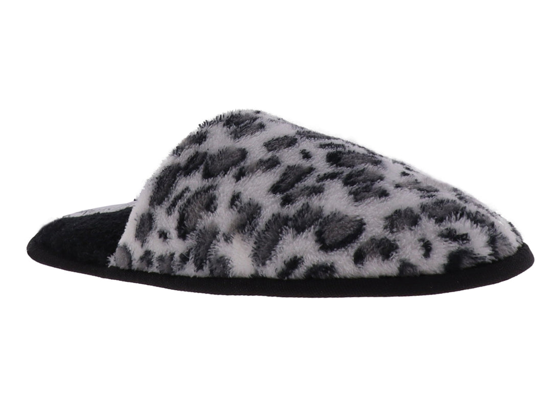 Pantufla abierta de color gris con estampado de leopardo y textura suave y peluda.