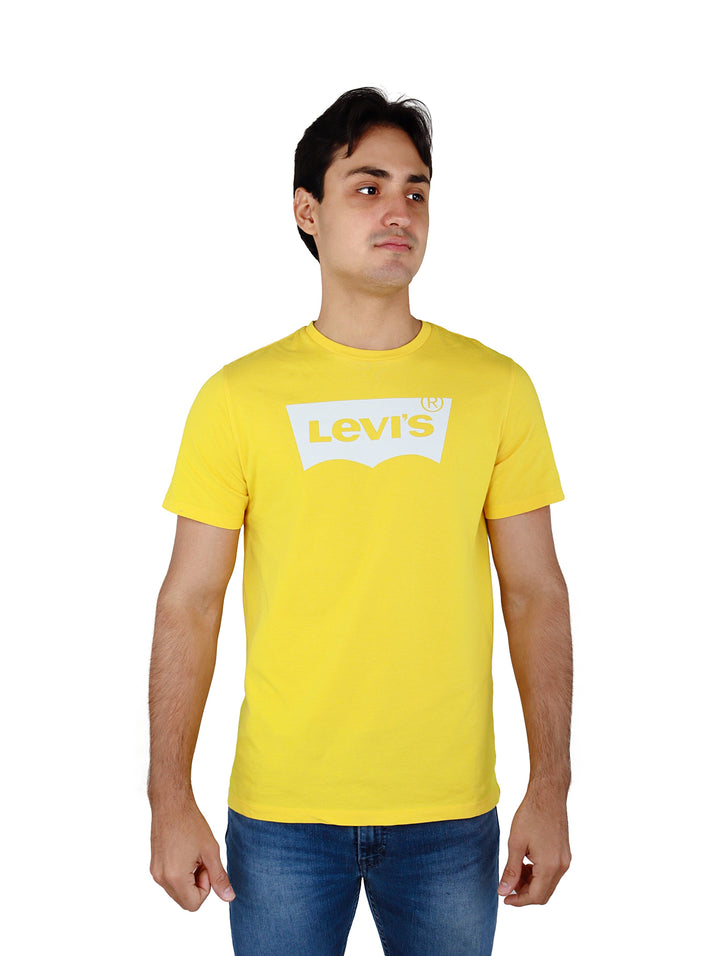 Hombre vistiendo playera amarilla de manga corta con logotipo de Levi&