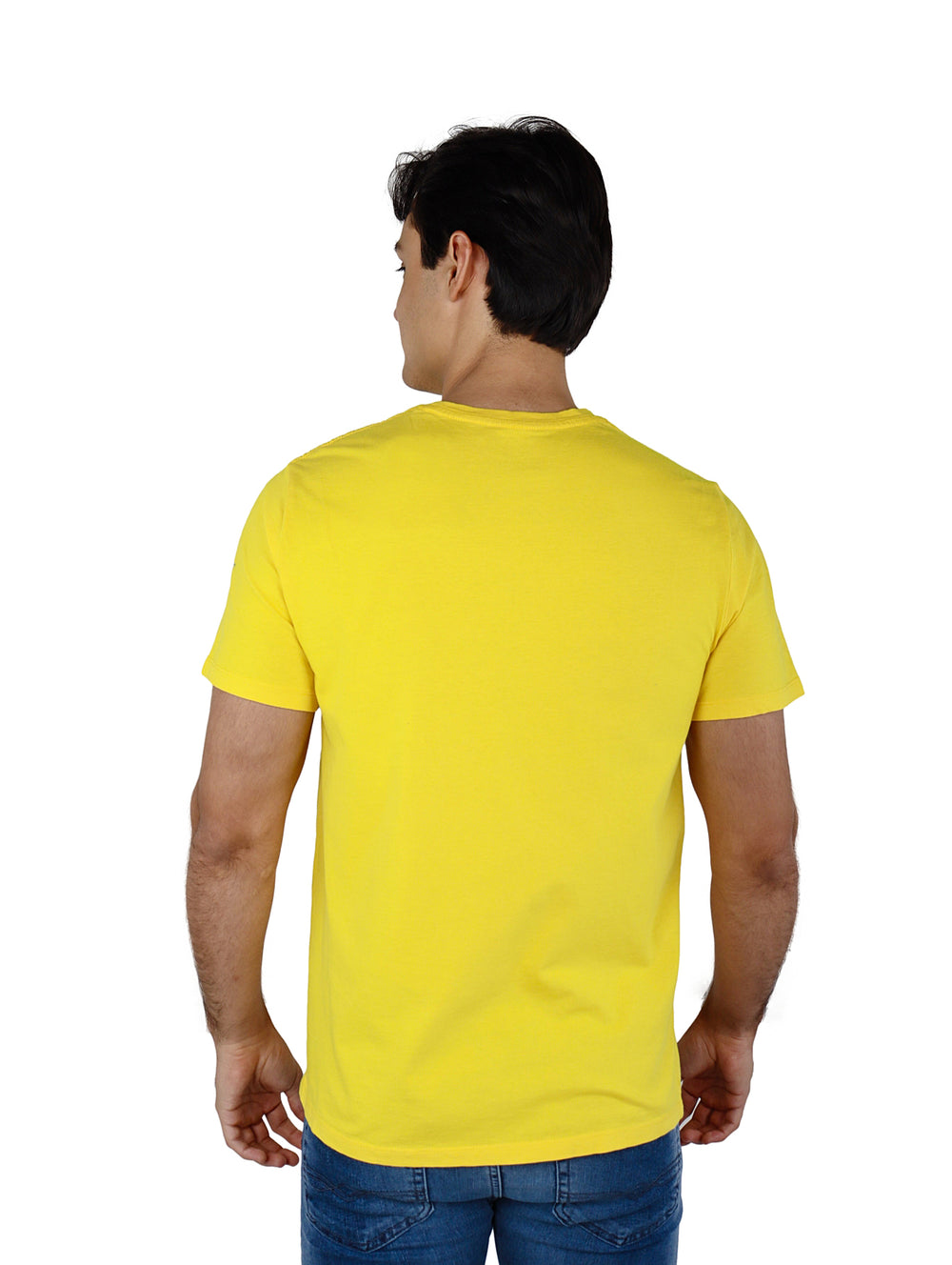 Hombre vistiendo playera amarilla de manga corta con logotipo de Levi's y pantalones de mezclilla azules.