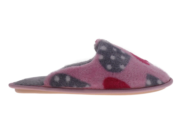 Pantufla rosa de material suave con estampado de corazones en color rojo y gris.