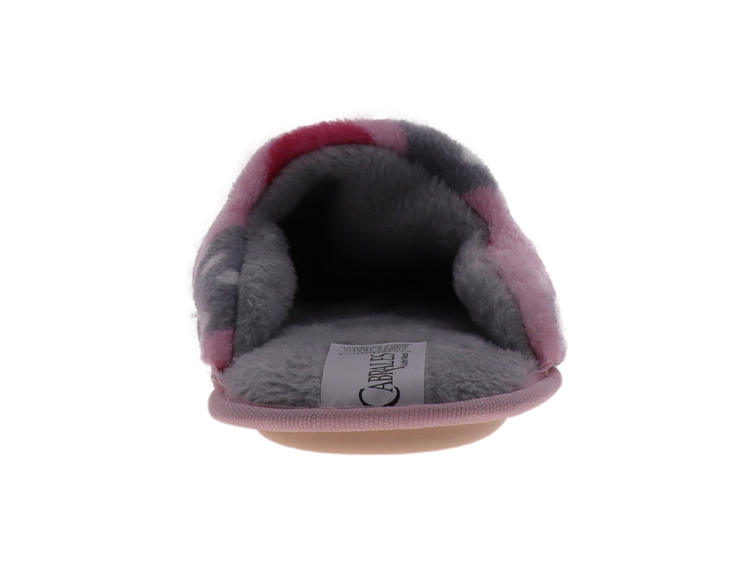 Pantufla rosa de material suave con estampado de corazones en color rojo y gris.