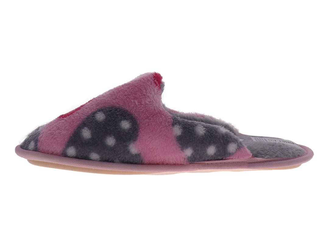 Pantufla rosa de material suave con estampado de corazones en color rojo y gris.
