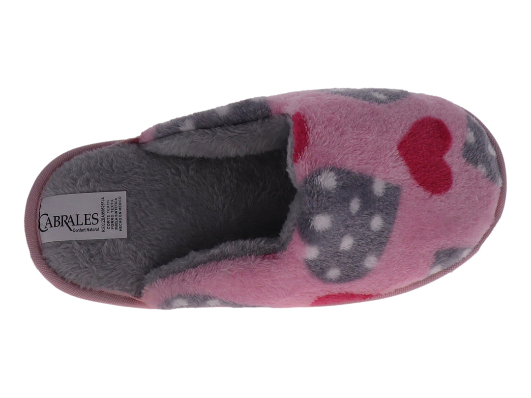 Pantufla rosa de material suave con estampado de corazones en color rojo y gris.